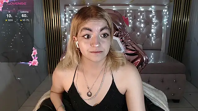 Snapshot of lili_conor_s chatting on 10-01-25, 03:45 lili conor s online show from 10-01-25, 03:45