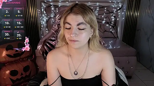 Snapshot of lili_conor_s chatting on 10-22-25, 03:29 lili conor s online show from 10-22-25, 03:29