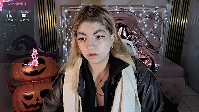 Snapshot of lili_conor_s chatting on 10-28-25, 04:05 lili conor s online show from 10-28-25, 04:05