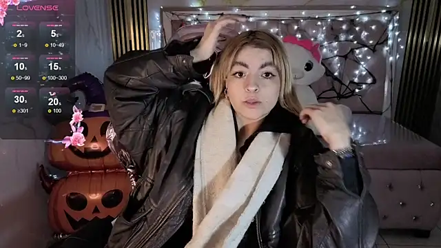 Snapshot of lili_conor_s chatting on 10-30-25, 03:52 lili conor s online show from 10-30-25, 03:52