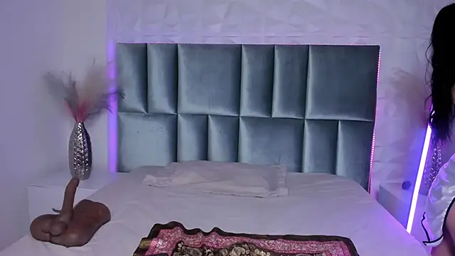 Selene bennet online show from 11-20-25, 03:50