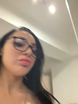 Mia Splash online show from 12-21-25, 03:19