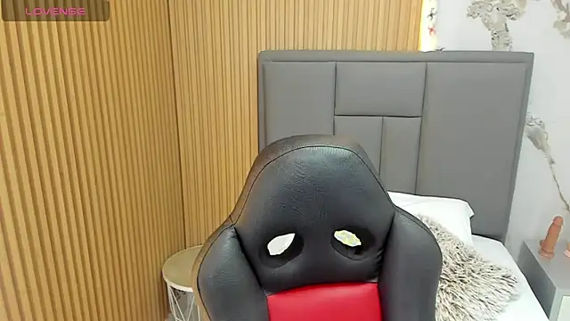 Snapshot of MEGANZARICK chatting on 11-13-25, 02:43 MEGANZARICK online show from 11-13-25, 02:43