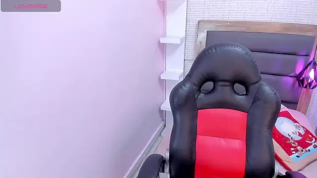 Snapshot of MEGANZARICK chatting on 12-19-25, 03:02 MEGANZARICK online show from 12-19-25, 03:02