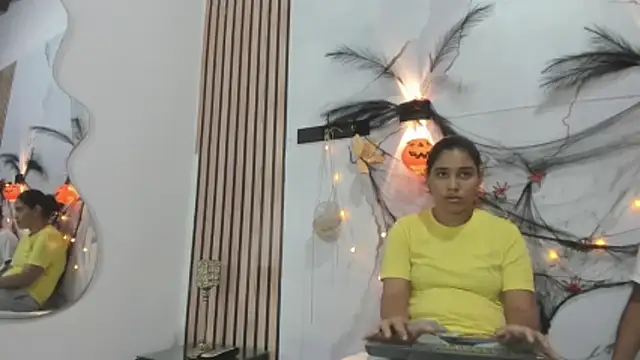 ElizaAndQuisha online show from 10-28-25, 01:36