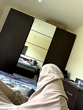 Snapshot of mikekmi21 chatting on 12-15-25, 11:25 mikekmi21 online show from 12-15-25, 11:25