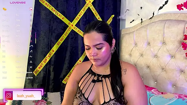 Leah yuah  online show from 10-17-25, 04:37