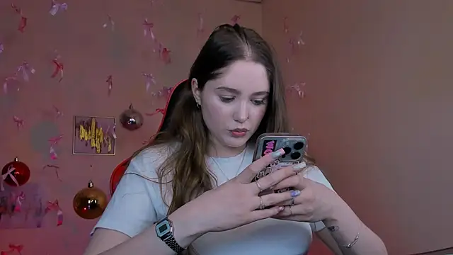 Snapshot of hazel_sullivan chatting on 12-15-25, 12:20 hazel sullivan online show from 12-15-25, 12:20