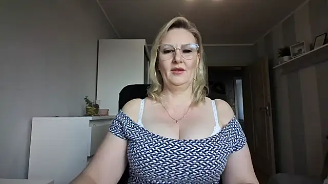 Snapshot of DianaLive chatting on 03-11-26, 07:14 DianaLive online show from 03-11-26, 07:14