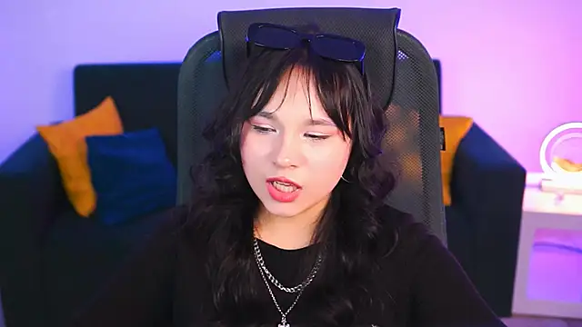 Snapshot of HanaWise chatting on 02-25-25, 02:33 HanaWise online show from 02-25-25, 02:33