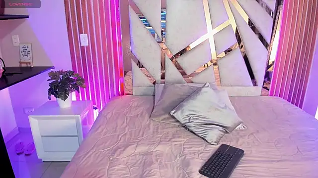 Snapshot of sweetviolet__ chatting on 03-15-25, 12:45 sweetviolet online show from 03-15-25, 12:45