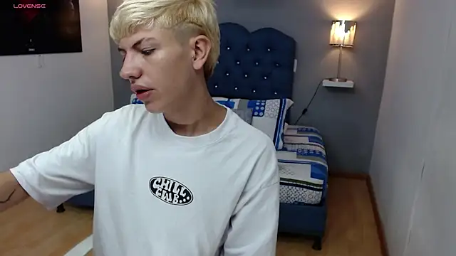 Snapshot of matteo_foxx chatting on 03-01-25, 01:18 matteo foxx online show from 03-01-25, 01:18