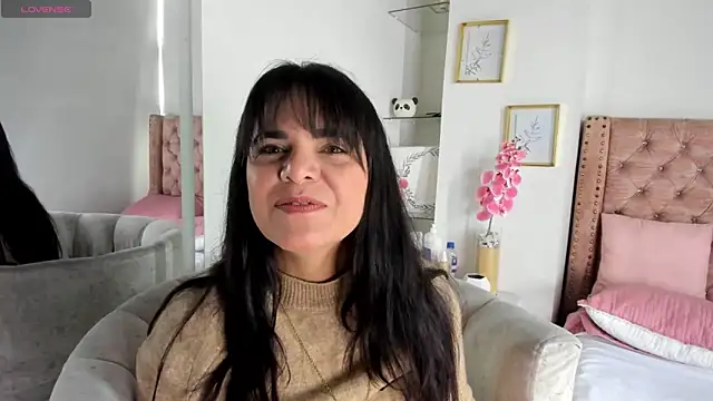 Snapshot of laura_hotties chatting on 06-06-26, 02:11 laura hotties online show from 06-06-26, 02:11