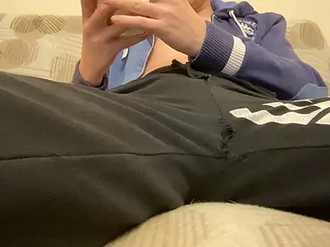 Snapshot of LrgPns chatting on 12-15-25, 08:02 LrgPns online show from 12-15-25, 08:02