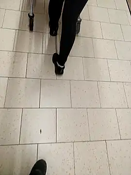 Snapshot of lalajuju972 chatting on 11-08-25, 04:18 lalajuju972 online show from 11-08-25, 04:18