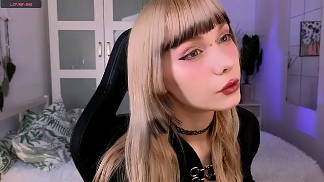 Snapshot of Cherry_Bite chatting on 11-13-25, 09:47 Cherry Bite online show from 11-13-25, 09:47