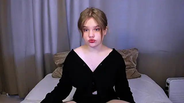 Snapshot of LaseyMoon chatting on 03-01-25, 01:11 LaseyMoon online show from 03-01-25, 01:11