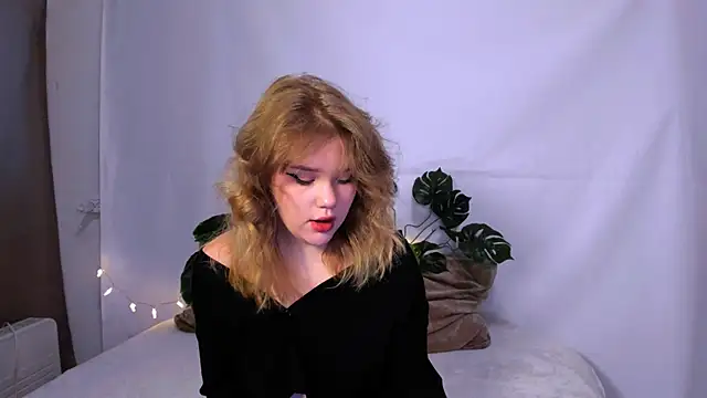 Snapshot of LaseyMoon chatting on 03-02-25, 01:15 LaseyMoon online show from 03-02-25, 01:15