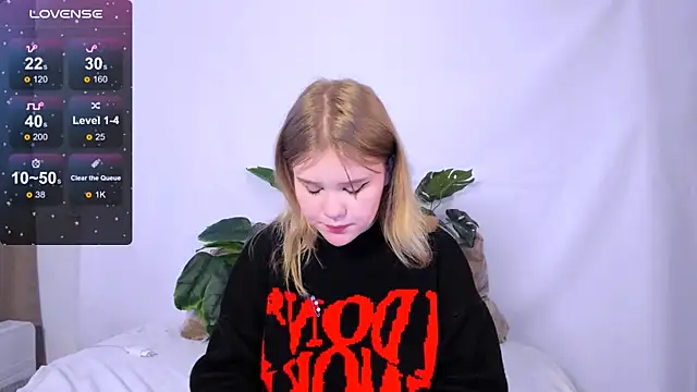 Snapshot of LaseyMoon chatting on 03-04-25, 04:38 LaseyMoon online show from 03-04-25, 04:38