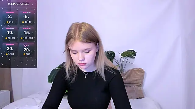 Snapshot of LaseyMoon chatting on 03-05-25, 08:43 LaseyMoon online show from 03-05-25, 08:43