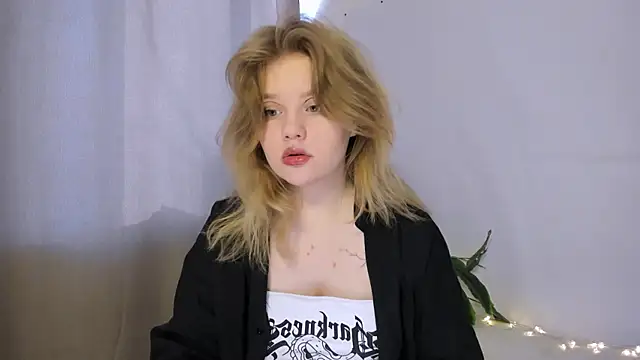 Snapshot of LaseyMoon chatting on 03-11-25, 01:26 LaseyMoon online show from 03-11-25, 01:26