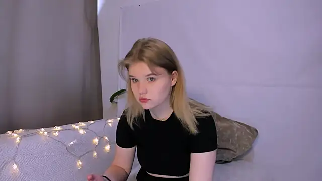 Snapshot of LaseyMoon chatting on 03-12-25, 01:25 LaseyMoon online show from 03-12-25, 01:25