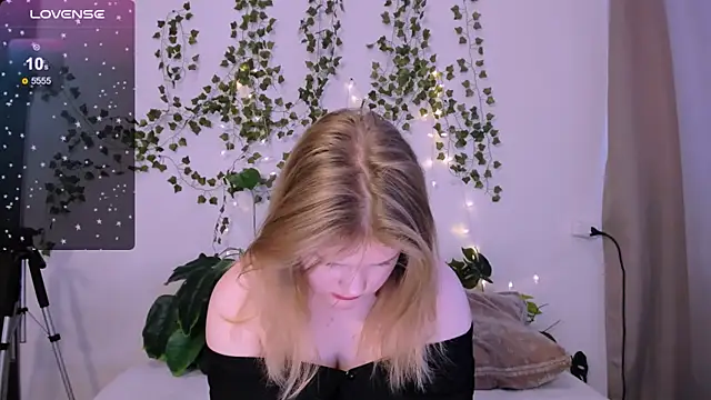 Snapshot of LaseyMoon chatting on 03-13-25, 04:16 LaseyMoon online show from 03-13-25, 04:16