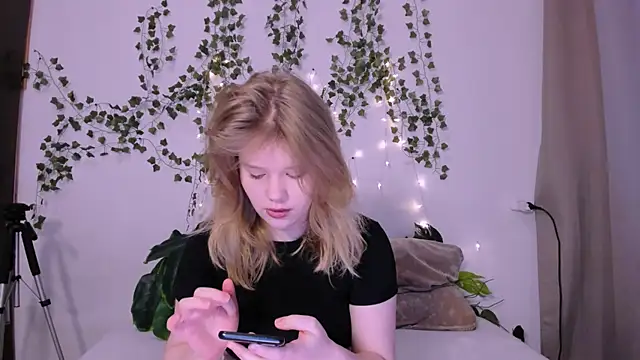 Snapshot of LaseyMoon chatting on 03-14-25, 01:16 LaseyMoon online show from 03-14-25, 01:16