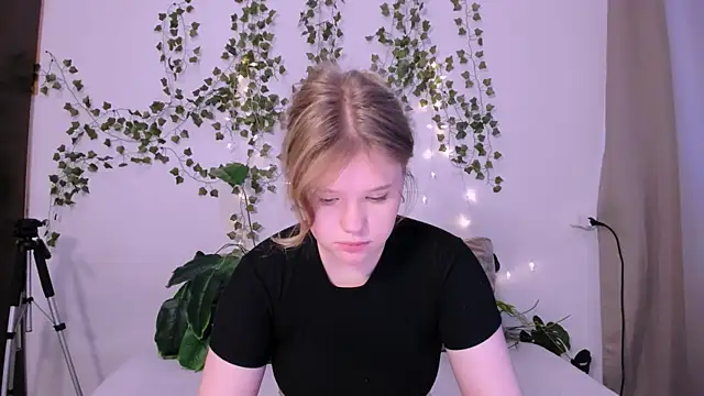 Snapshot of LaseyMoon chatting on 03-14-25, 04:21 LaseyMoon online show from 03-14-25, 04:21