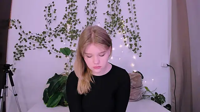 Snapshot of LaseyMoon chatting on 03-17-25, 01:03 LaseyMoon online show from 03-17-25, 01:03