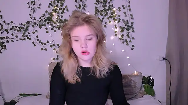 Snapshot of LaseyMoon chatting on 03-18-25, 01:10 LaseyMoon online show from 03-18-25, 01:10