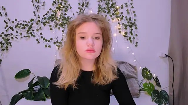 Snapshot of LaseyMoon chatting on 03-18-25, 04:15 LaseyMoon online show from 03-18-25, 04:15