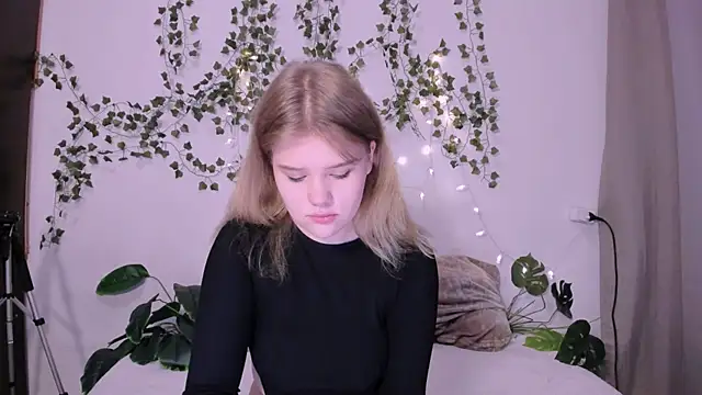 Snapshot of LaseyMoon chatting on 03-19-25, 01:21 LaseyMoon online show from 03-19-25, 01:21