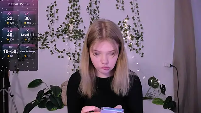 Snapshot of LaseyMoon chatting on 03-19-25, 04:25 LaseyMoon online show from 03-19-25, 04:25