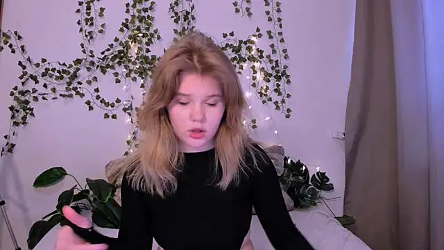 Snapshot of LaseyMoon chatting on 03-20-25, 04:18 LaseyMoon online show from 03-20-25, 04:18