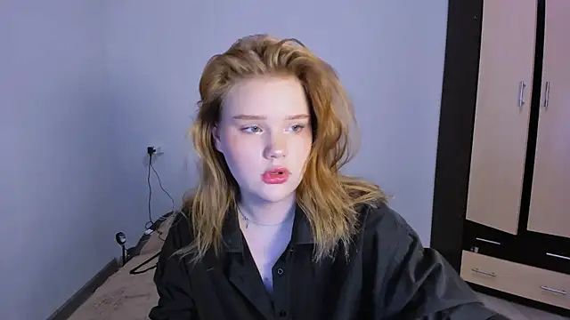 Snapshot of LaseyMoon chatting on 11-21-25, 09:19 LaseyMoon online show from 11-21-25, 09:19