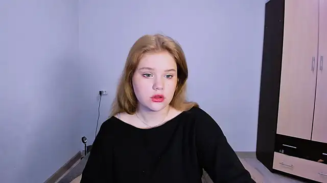 Snapshot of LaseyMoon chatting on 11-24-25, 01:49 LaseyMoon online show from 11-24-25, 01:49