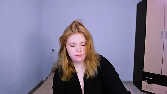 Snapshot of LaseyMoon chatting on 11-25-25, 02:44 LaseyMoon online show from 11-25-25, 02:44