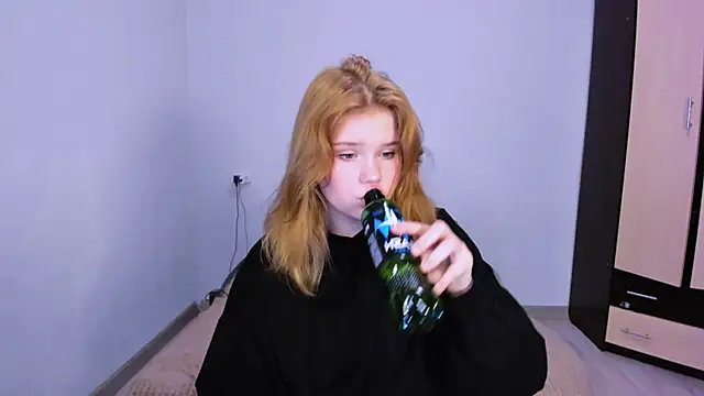 Snapshot of LaseyMoon chatting on 11-26-25, 01:39 LaseyMoon online show from 11-26-25, 01:39