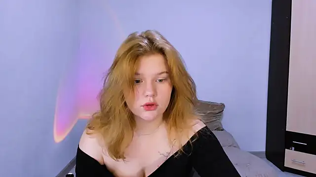 Snapshot of LaseyMoon chatting on 11-30-25, 01:31 LaseyMoon online show from 11-30-25, 01:31