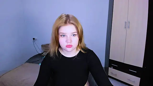 Snapshot of LaseyMoon chatting on 12-03-25, 02:19 LaseyMoon online show from 12-03-25, 02:19