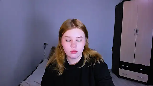 LaseyMoon online show from 12-20-25, 01:34