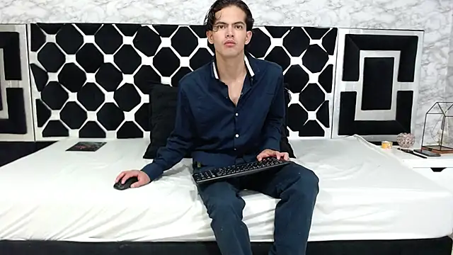 Snapshot of Maximoherrera_16 chatting on 02-27-25, 03:47 Maximoherrera 16 online show from 02-27-25, 03:47