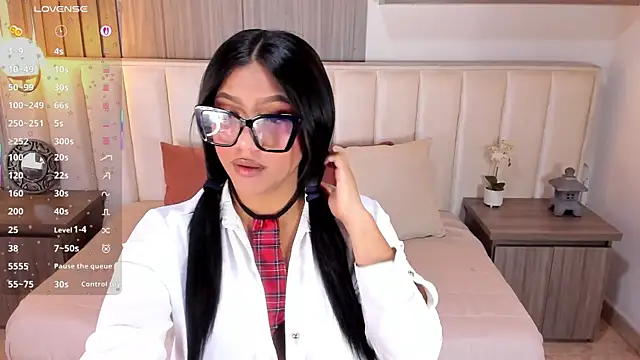 Snapshot of Nicoll_Evans_ chatting on 10-17-25, 01:14 Nicoll Evans  online show from 10-17-25, 01:14