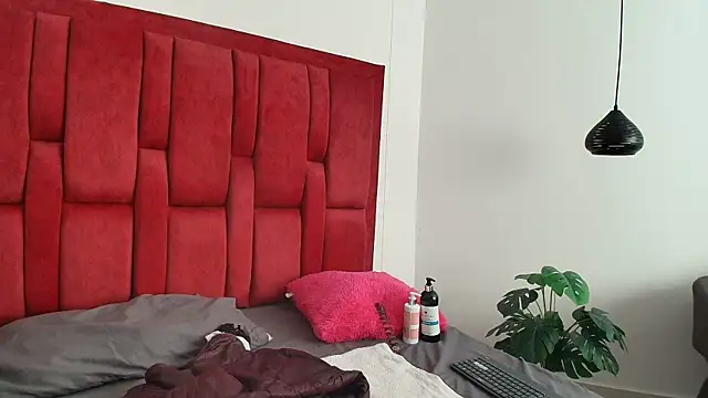 Snapshot of Vaiolett_Smith chatting on 03-12-25, 02:01 Vaiolett Smith online show from 03-12-25, 02:01