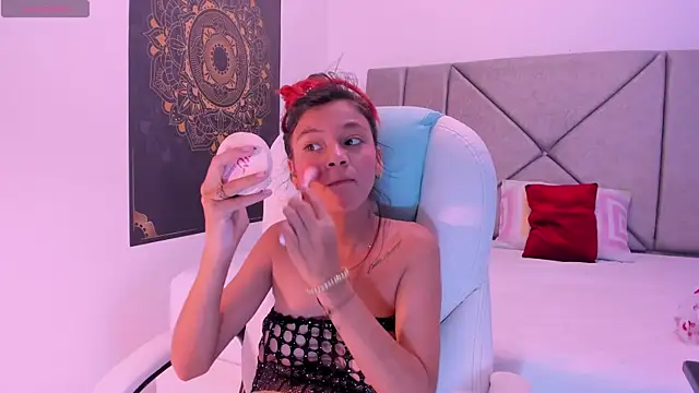 Snapshot of gime_lara chatting on 03-10-25, 07:29 gime lara online show from 03-10-25, 07:29