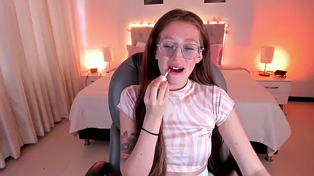 Emily Warren  online show from 10-07-25, 07:33