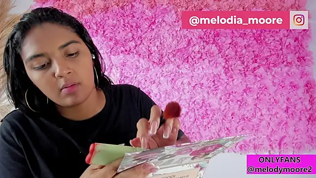 Snapshot of Melodymoore_ chatting on 11-19-25, 10:21 Melodymoore online show from 11-19-25, 10:21