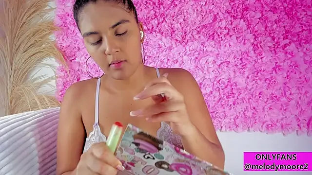 Snapshot of Melodymoore_ chatting on 11-24-25, 02:33 Melodymoore online show from 11-24-25, 02:33