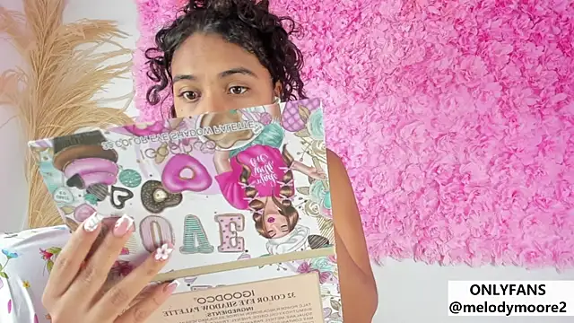 Snapshot of Melodymoore_ chatting on 12-18-25, 10:49 Melodymoore online show from 12-18-25, 10:49